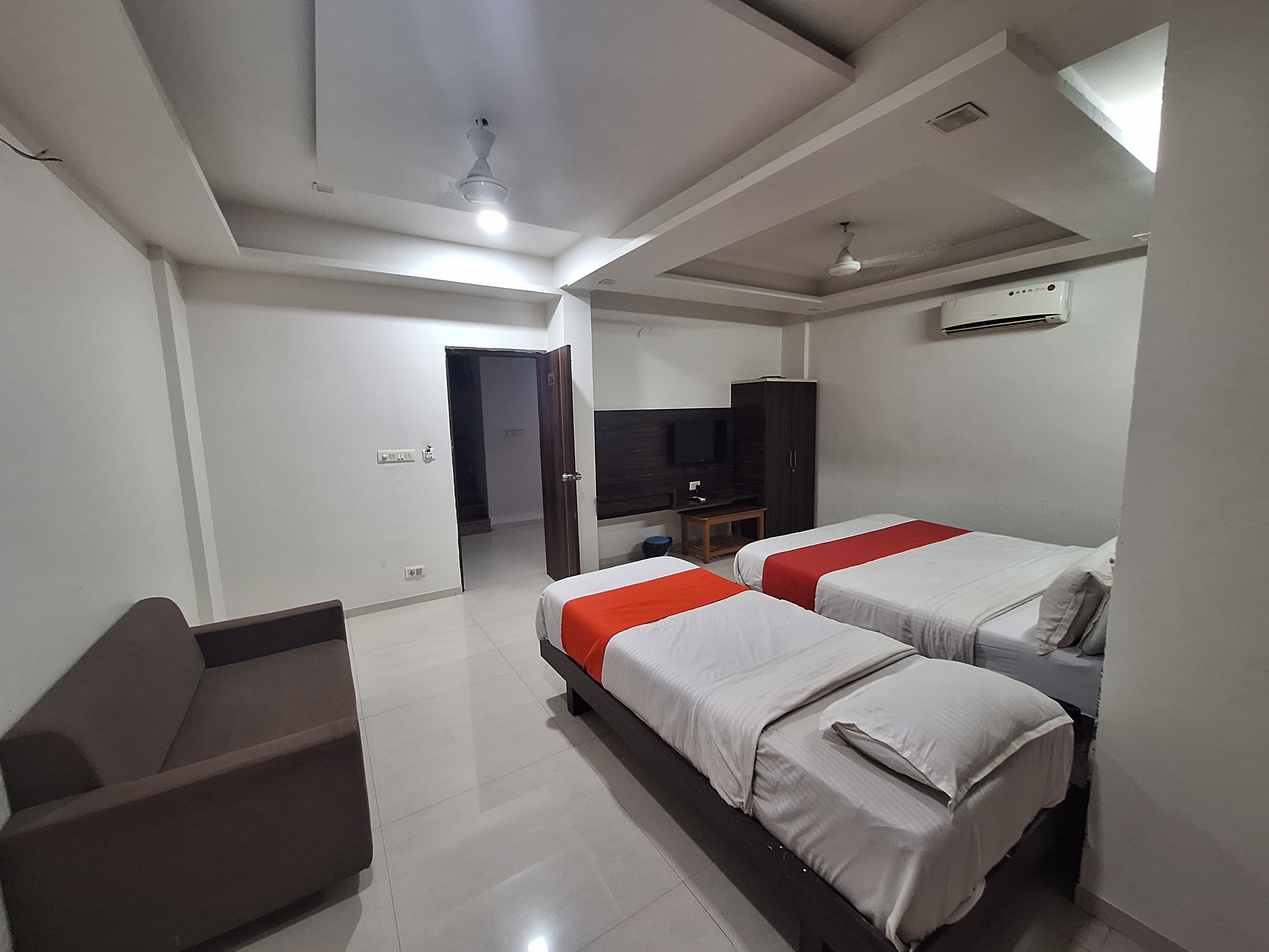 Hotel Nayan Palace - Tap to explore photos