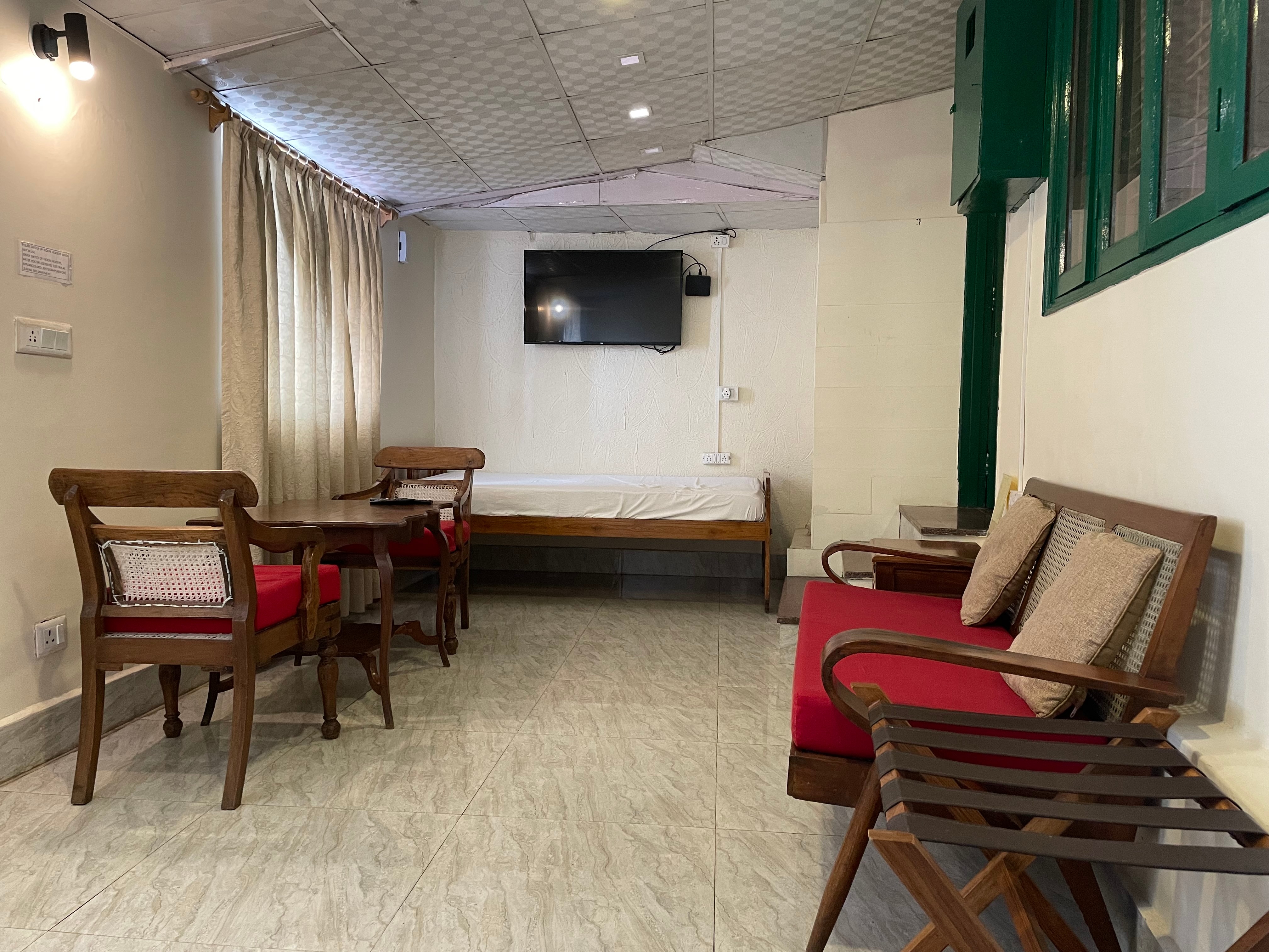 Herne Lodge 1 | Entire 1 BHK Apartment - Tap to explore photos