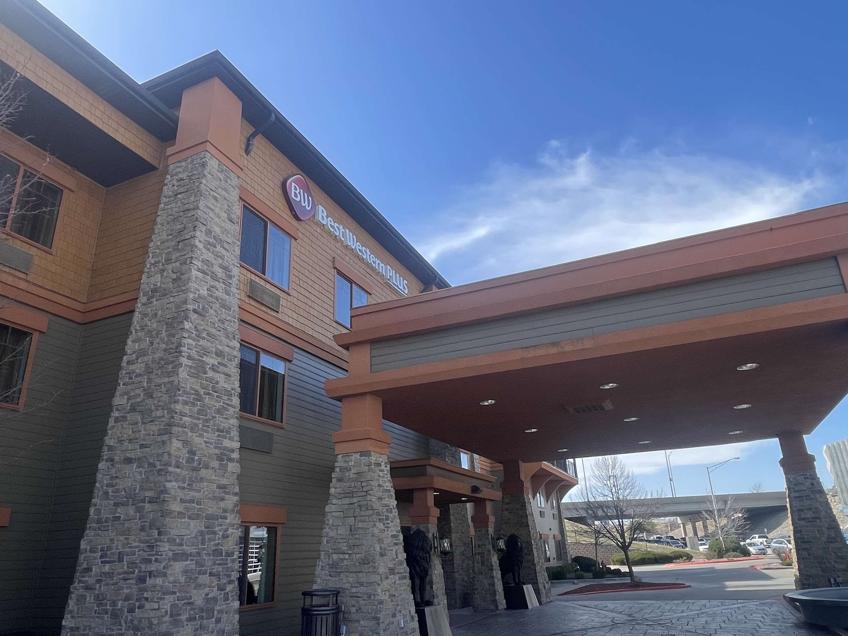 Best Western Premier KC Speedway Inn & Suites - Tap to explore photos