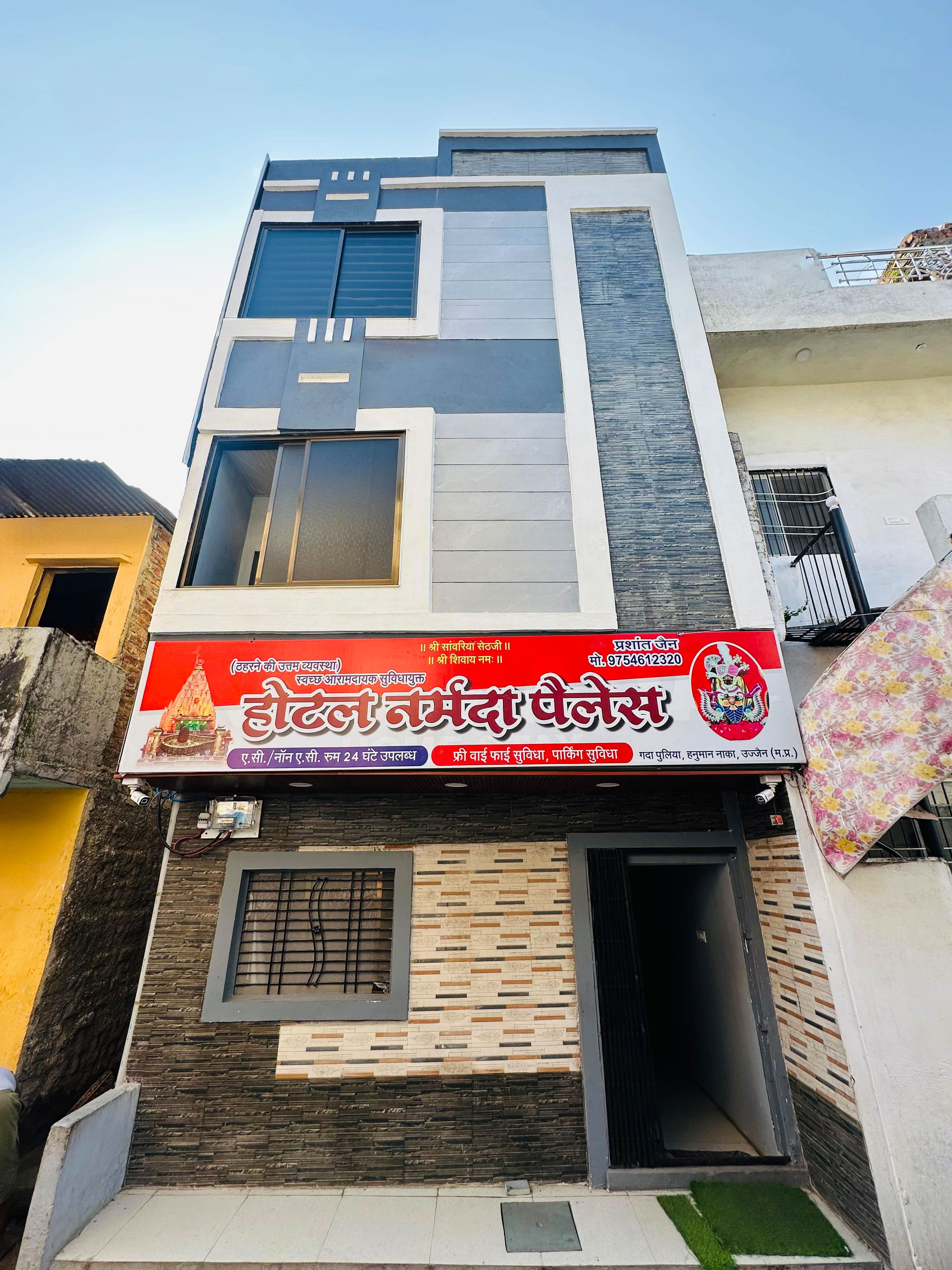 Hotel Narmada Palace - Tap to explore photos