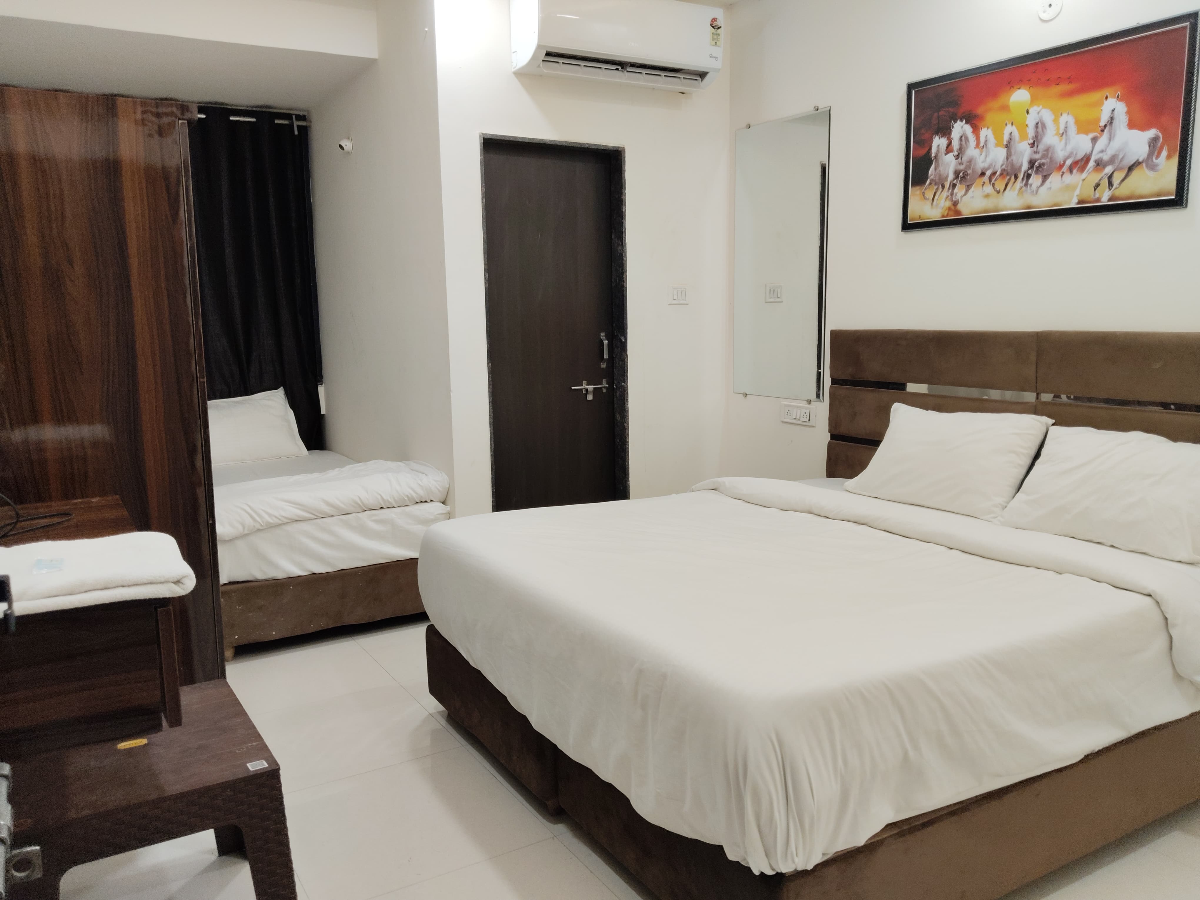 kiwi inn hotel, Vijay Nagar, Scheme No. 78 - Tap to explore photos