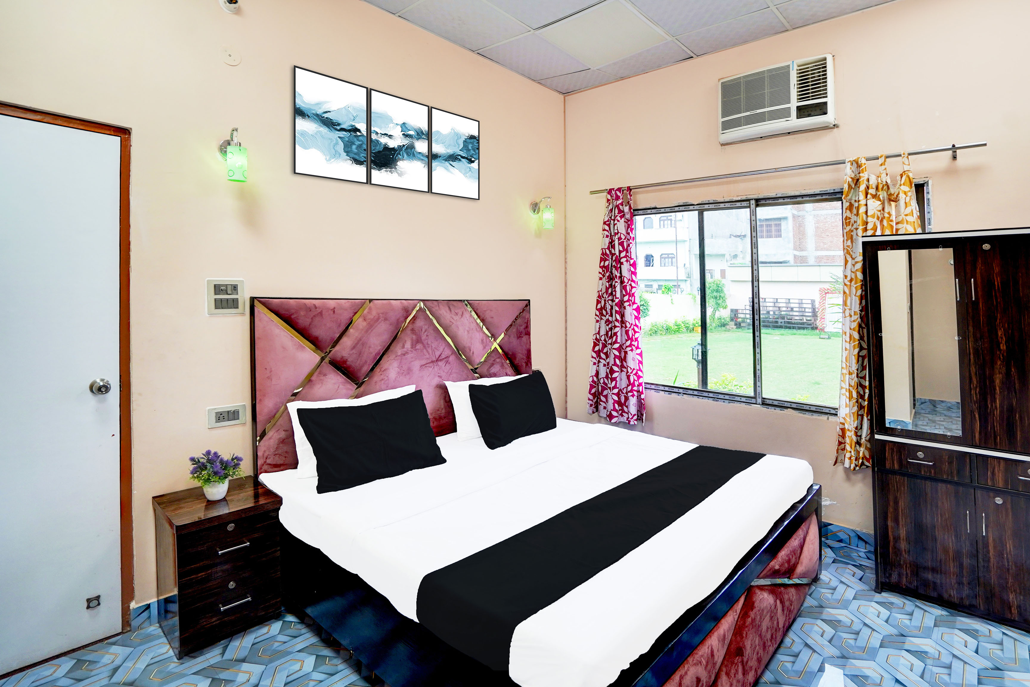 Hotel O Shiv Kashi Palace - Tap to explore photos