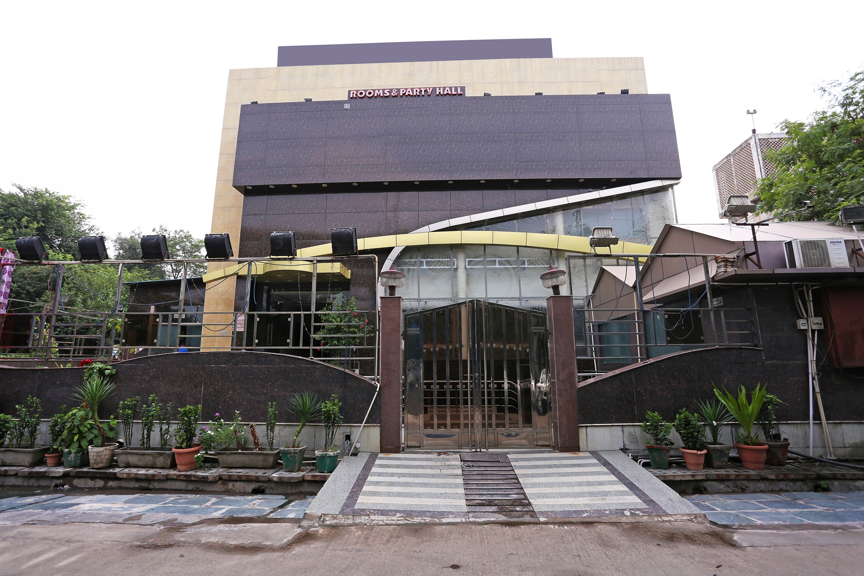 OYO Prakash Continental Near Netaji Subhash Place Metro Station - Tap to explore photos