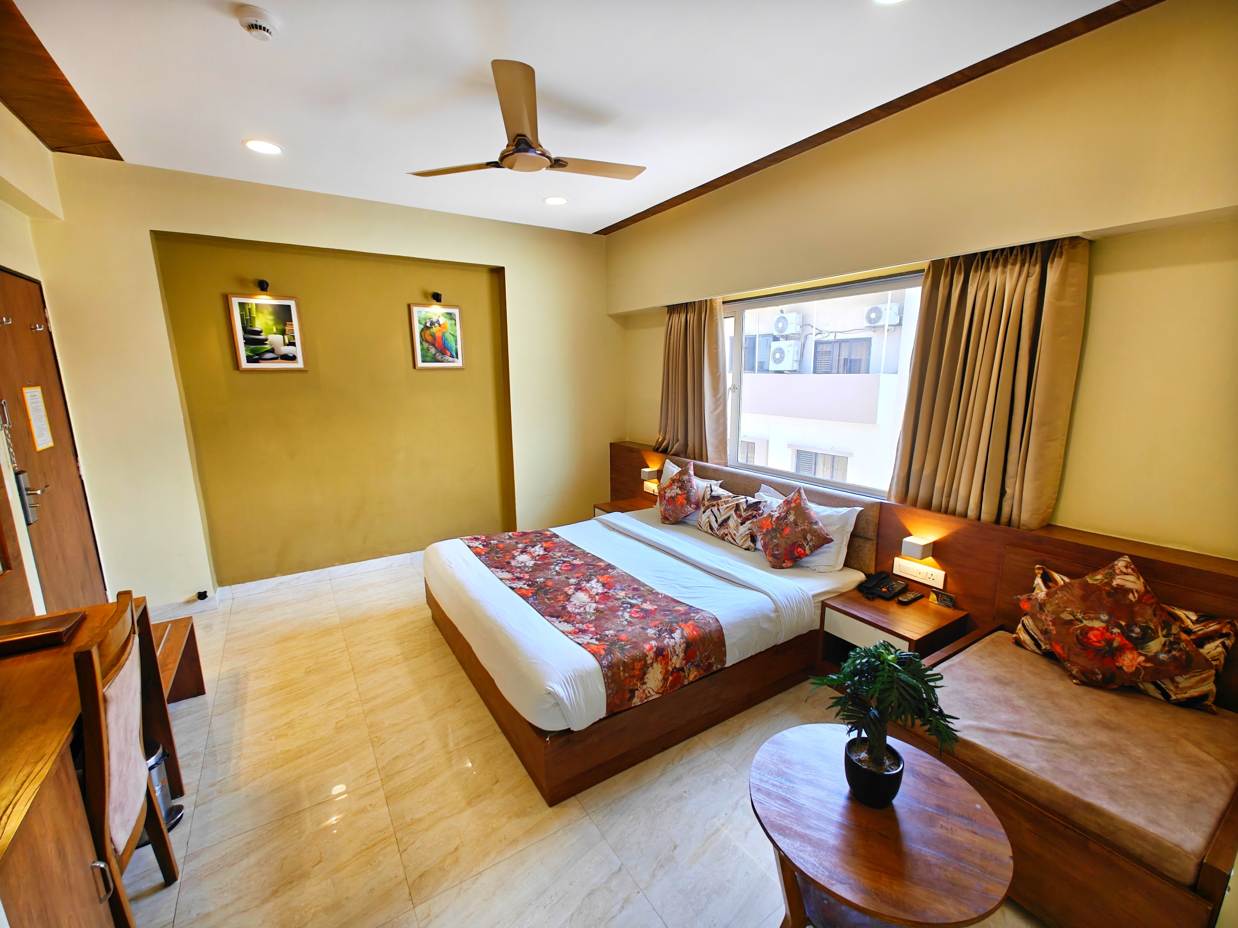 Opulence Inn - 500 Meters From Railway Station - Tap to explore photos
