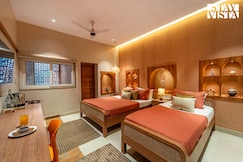 Arches and Aura, Mathura