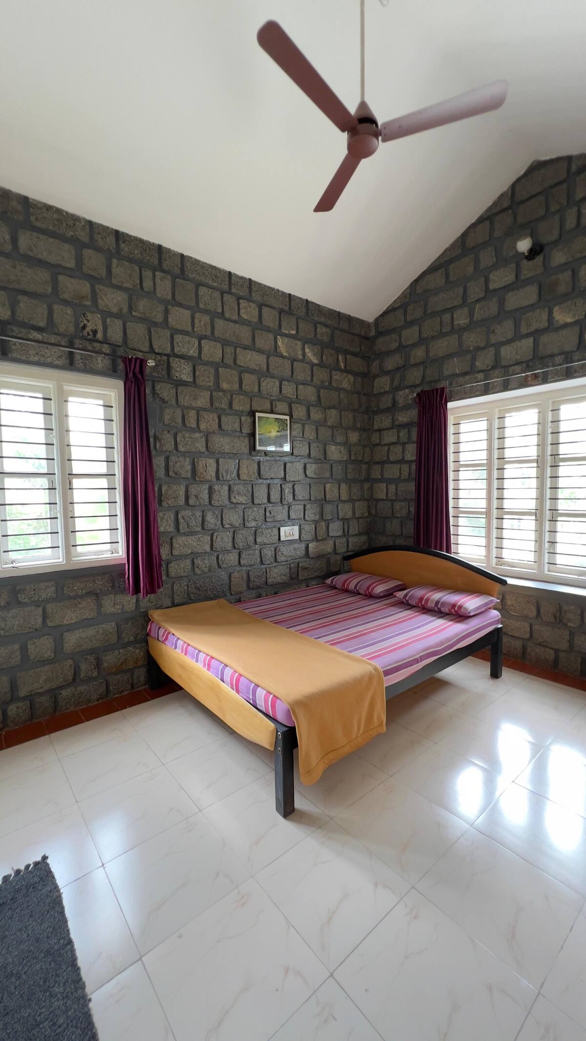 Stony Grove Studio Rooms - Tap to explore photos