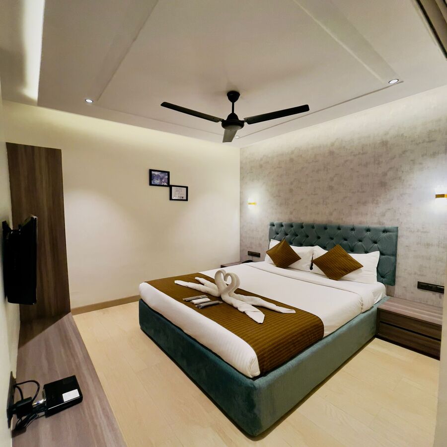 Hotel Lime Wood, Mumbai