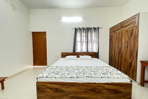 Neehan Homestay Balcony Room (1.5 kms from Ganges)