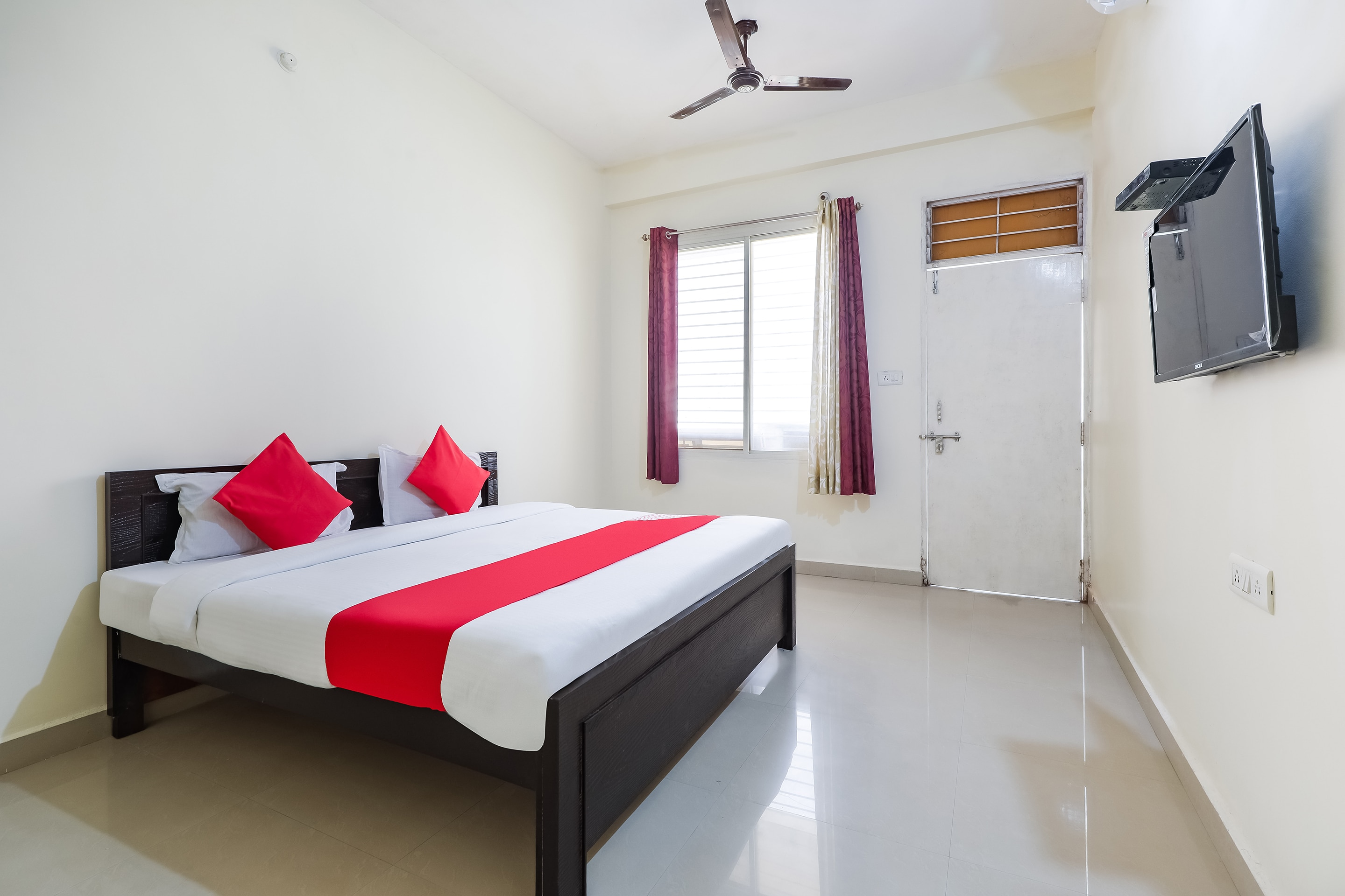 Hotel O Radha Madhav Palace - Tap to explore photos