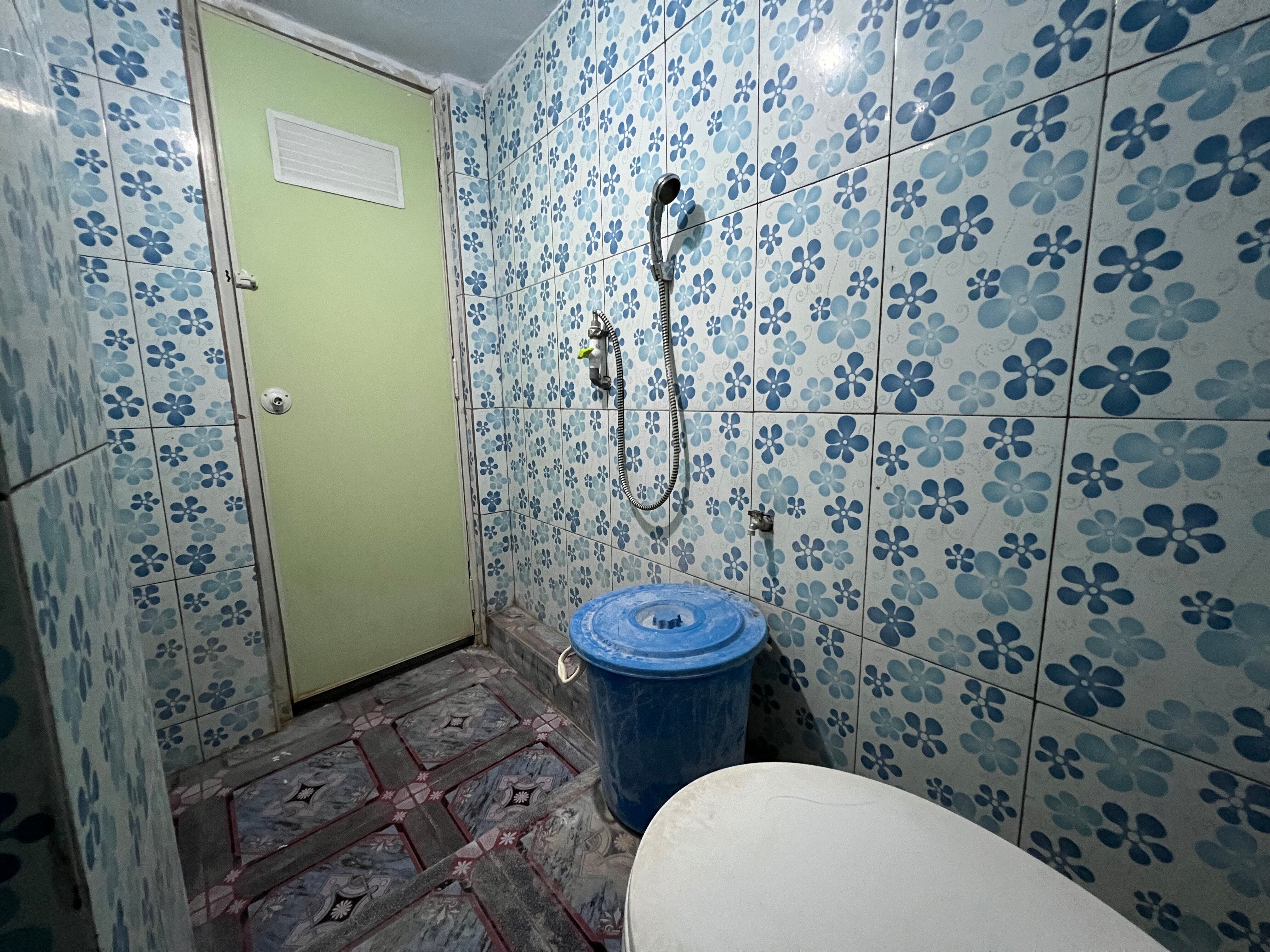 OYO 93053 Ziza Kost82 Syariah - Tap to explore photos
