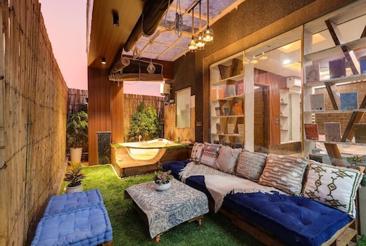 Roof Top Retreat | Jacuzzi & Outdoor Patio