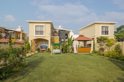 Deepti 3BHK Villa Projector Pool by Homeyhuts, Udaipur