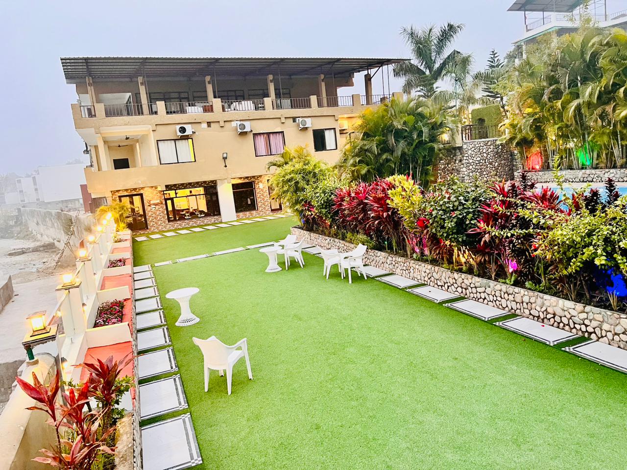 Dee Fellow Resorts - Tap to explore photos