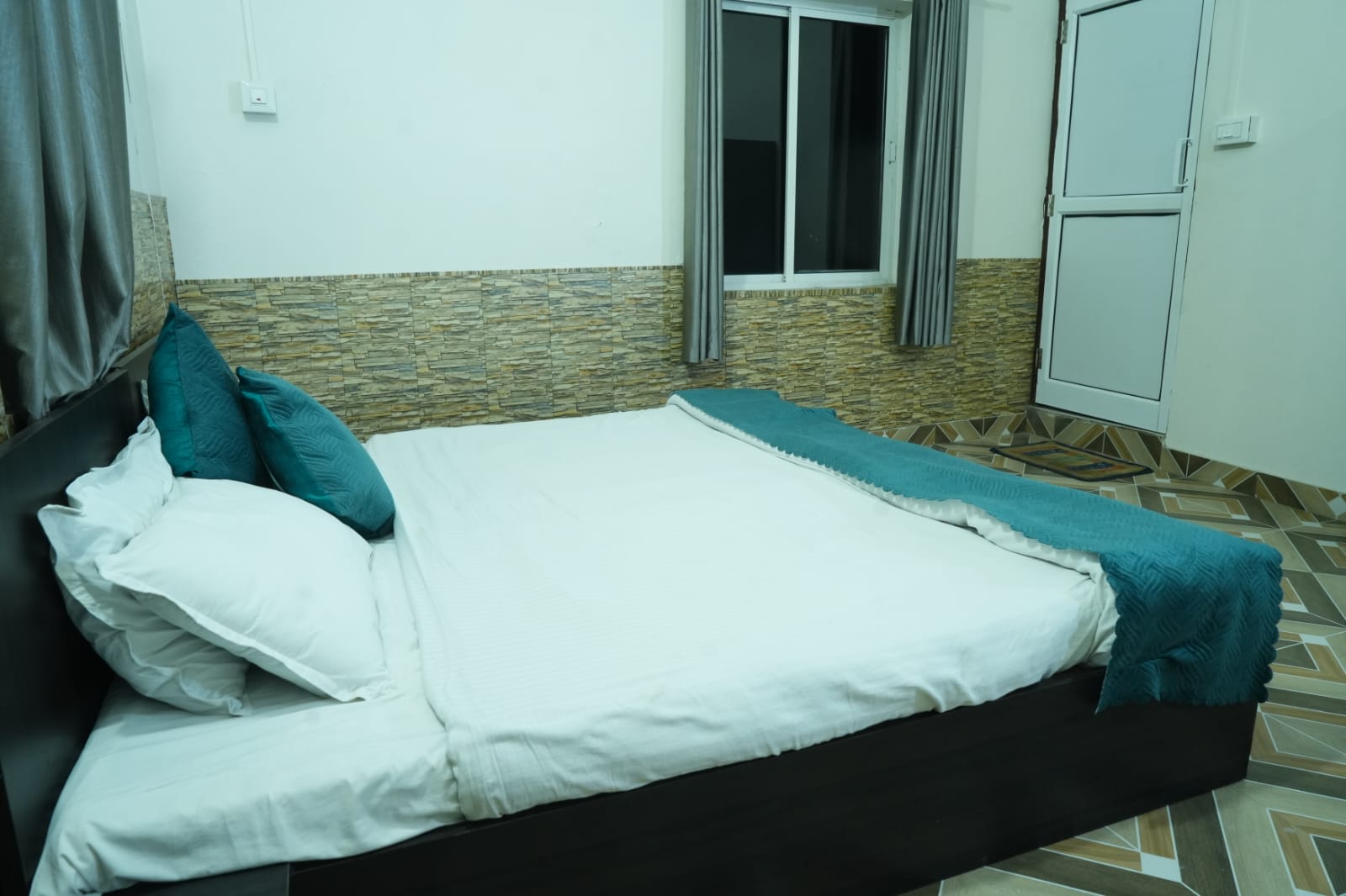 The Ganga Kinare Homestay - Tap to explore photos