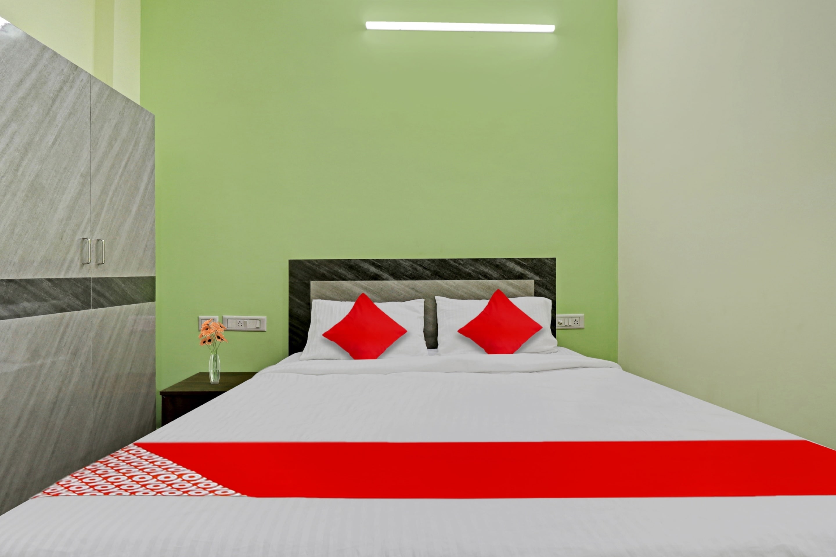 Super Hotel O SKYSPACE Near Yeshwantupur railway station - Tap to explore photos