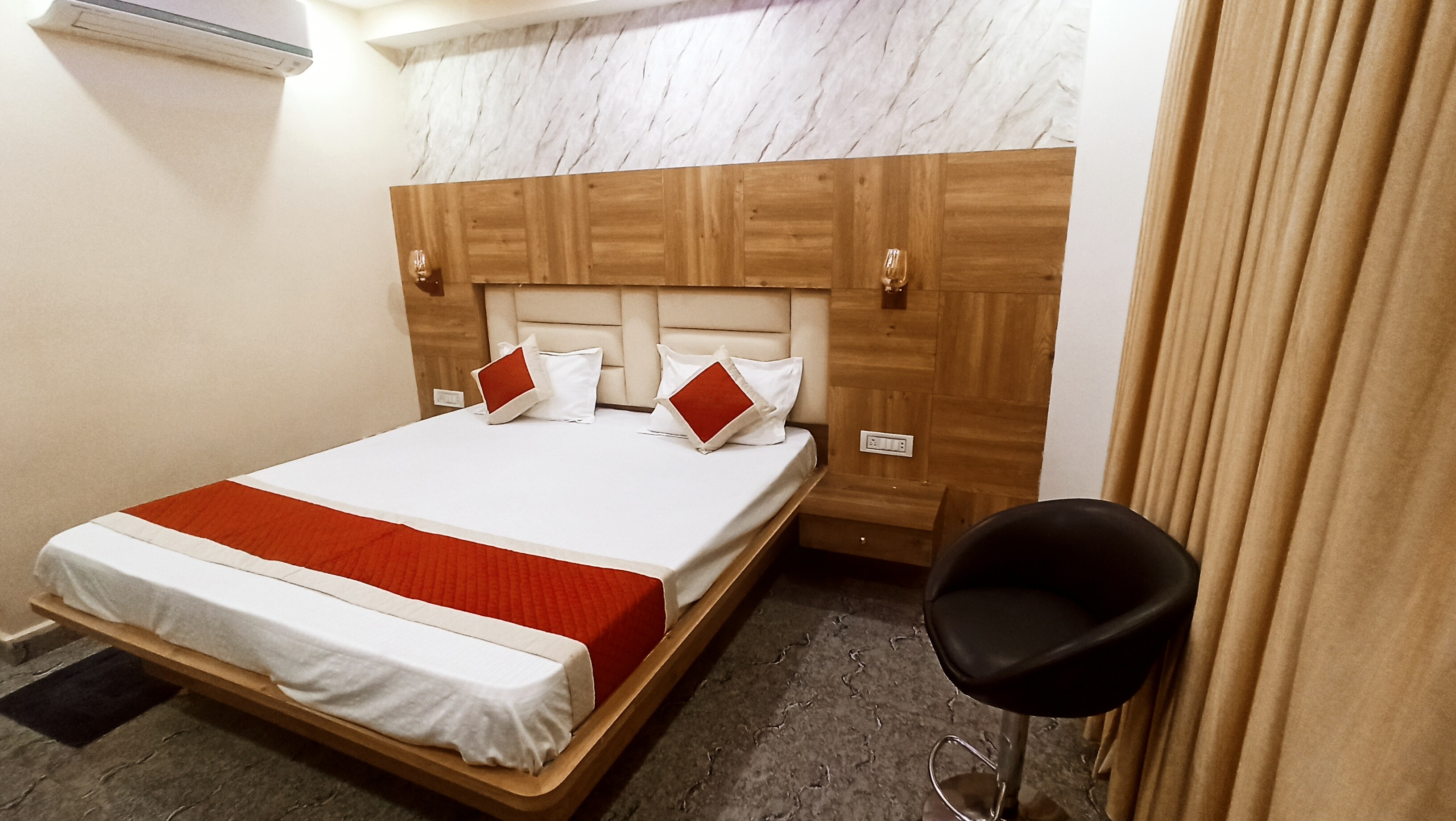 Kaamini Guest House - Tap to explore photos