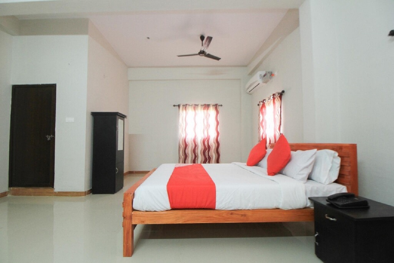 Intimate Tourist Home - Tap to explore photos