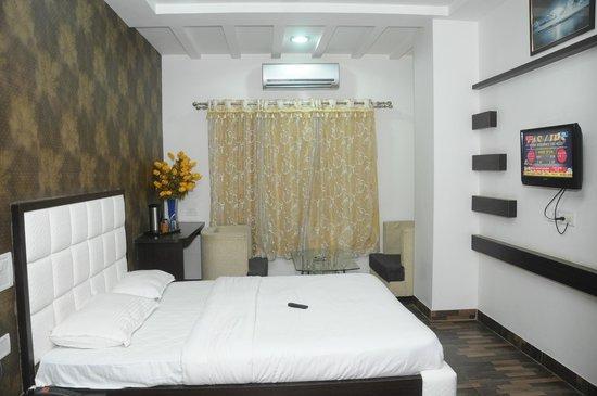 Hotel Shri Chirag Palace - Tap to explore photos