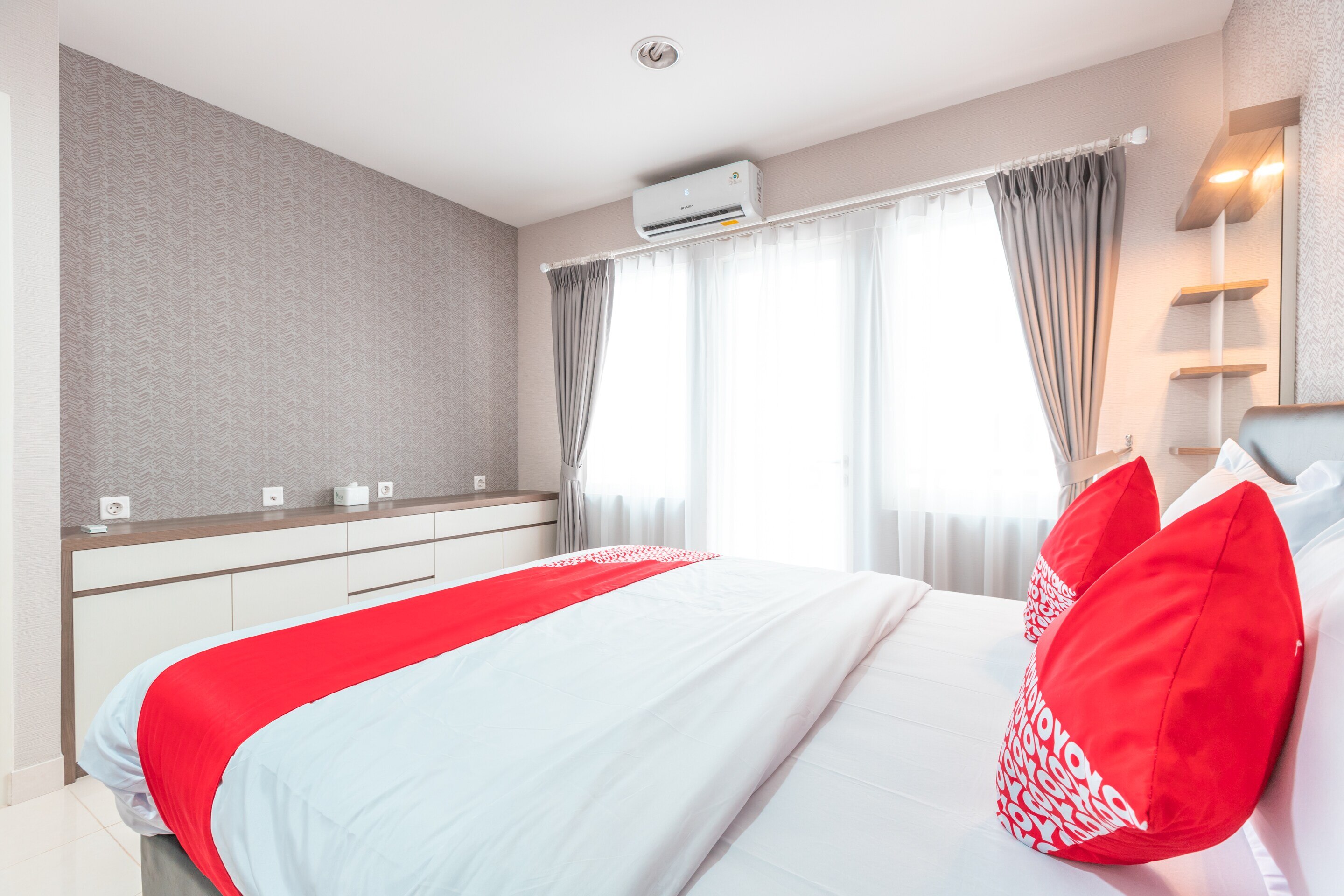 OYO 1948 Apartement Sentul Tower - Tap to explore photos