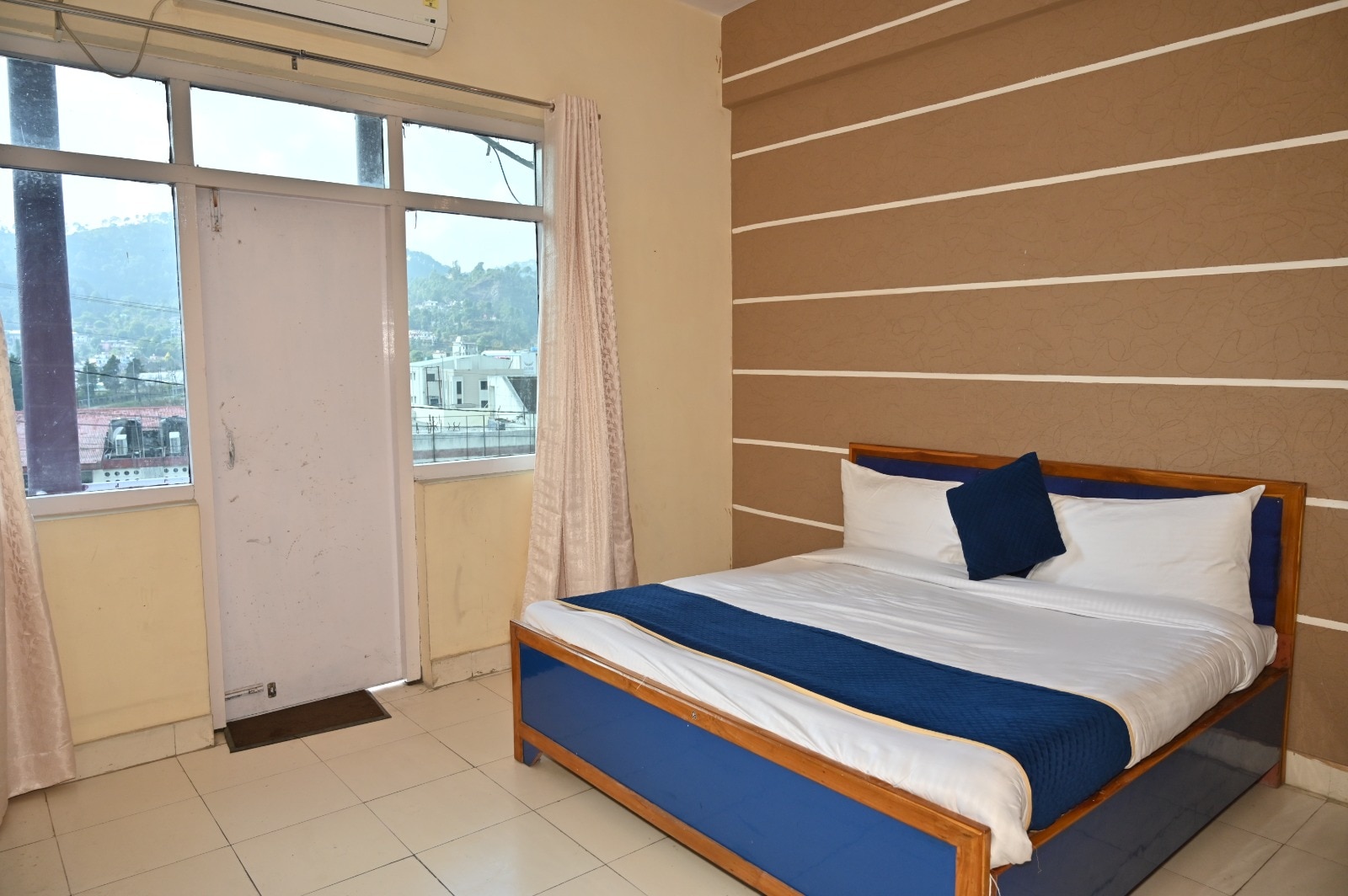 Hotrel Crystal Inn Bhimtal - Tap to explore photos