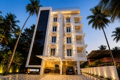 Sreepathi Mayoogha with Roof-top Swimming Pool, Guruvayur