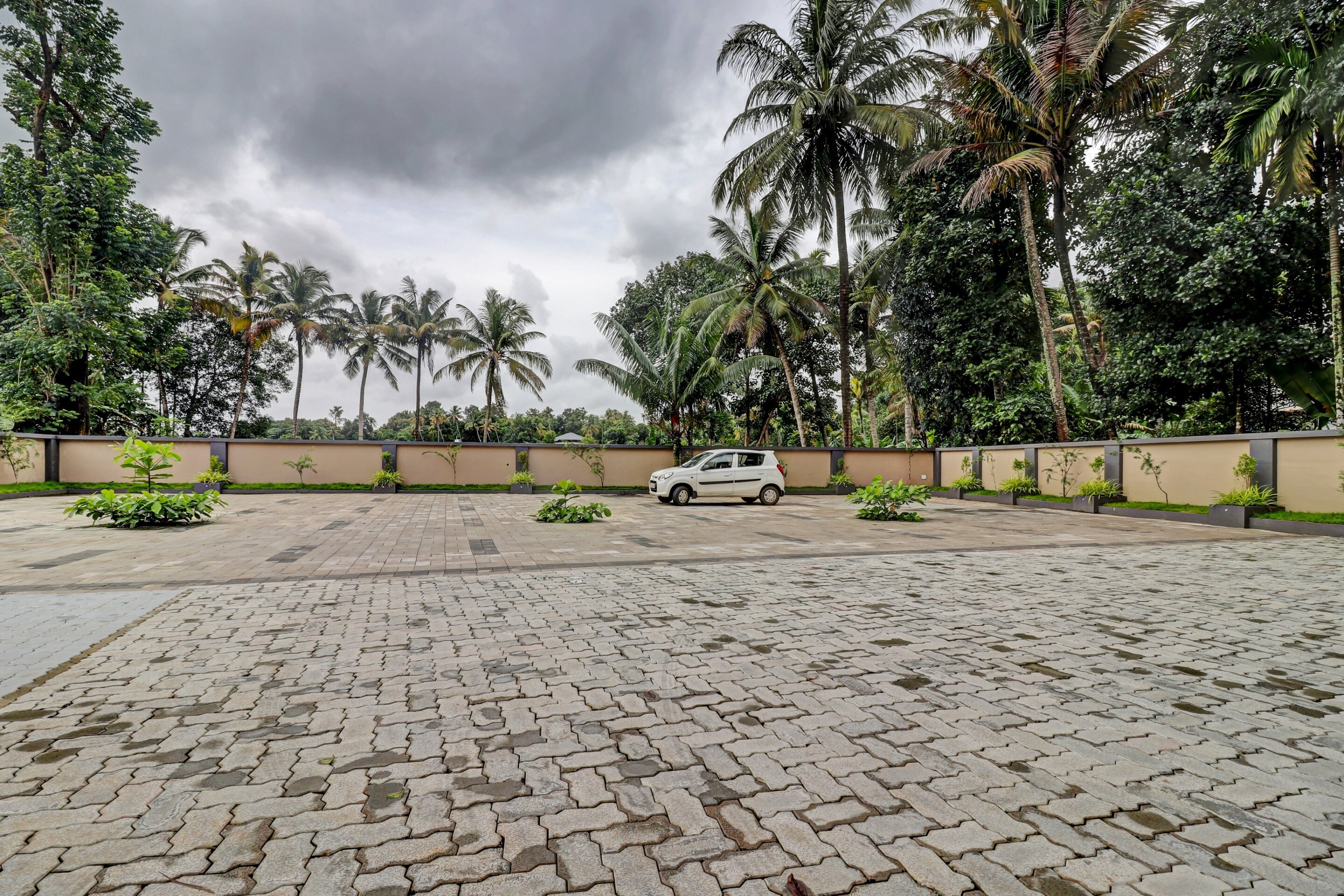 Super Townhouse Kizhakkambalam Tourist Home - Tap to explore photos