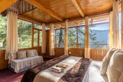 Bastiat Stays Valley Nest Treehouse, Gushaini