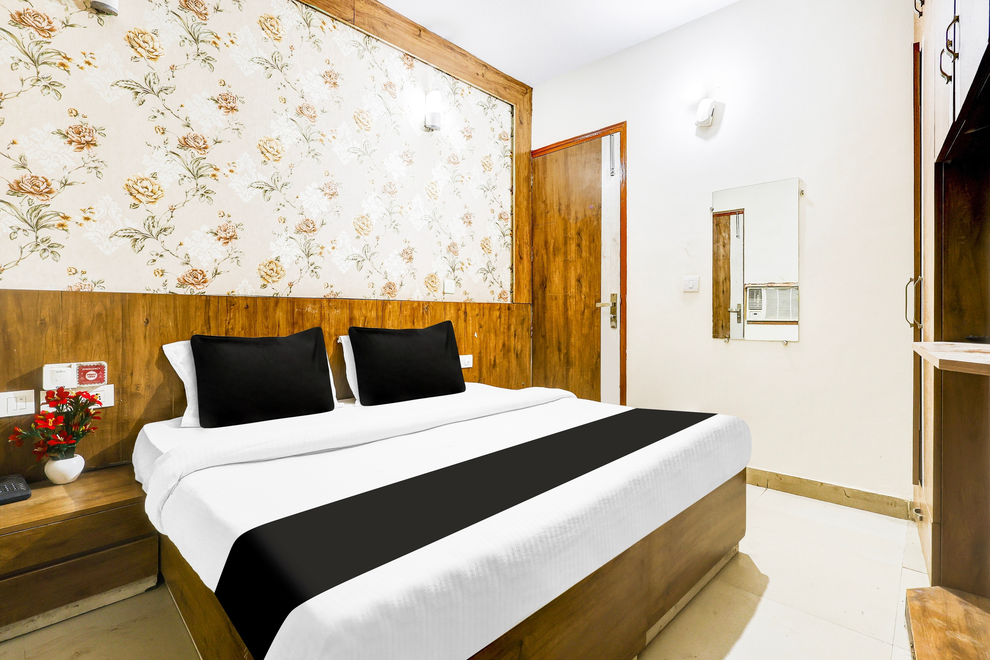Super Hotel O Sector 52 Gurgaon - Tap to explore photos