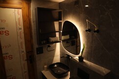 Modern 2BHK AC wi fi Kitchen, Noida