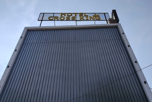 Hotel O Cross King Hotel & Restaurant