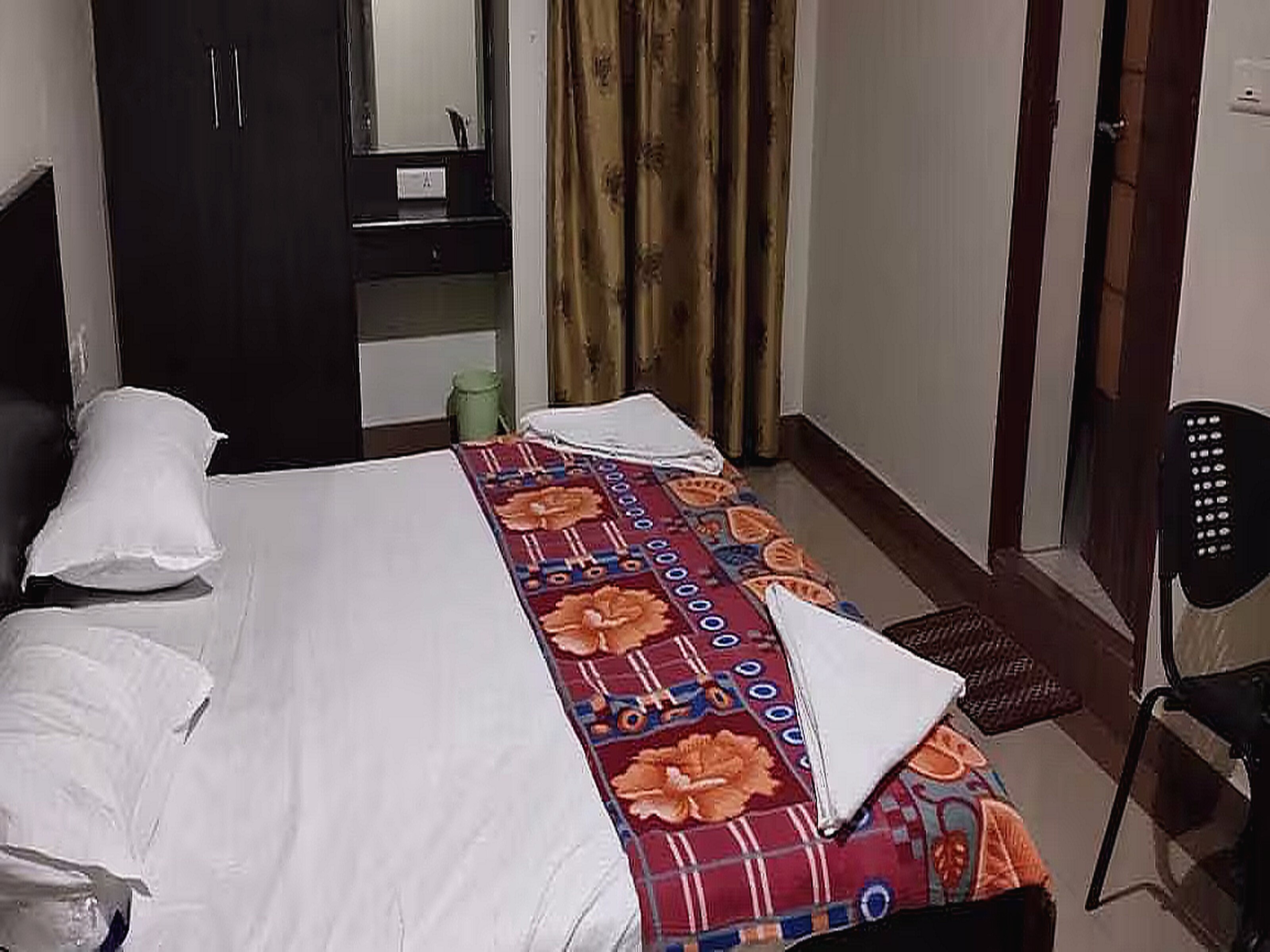Hotel O Sai Ganesh Deluxe Lodge - Tap to explore photos