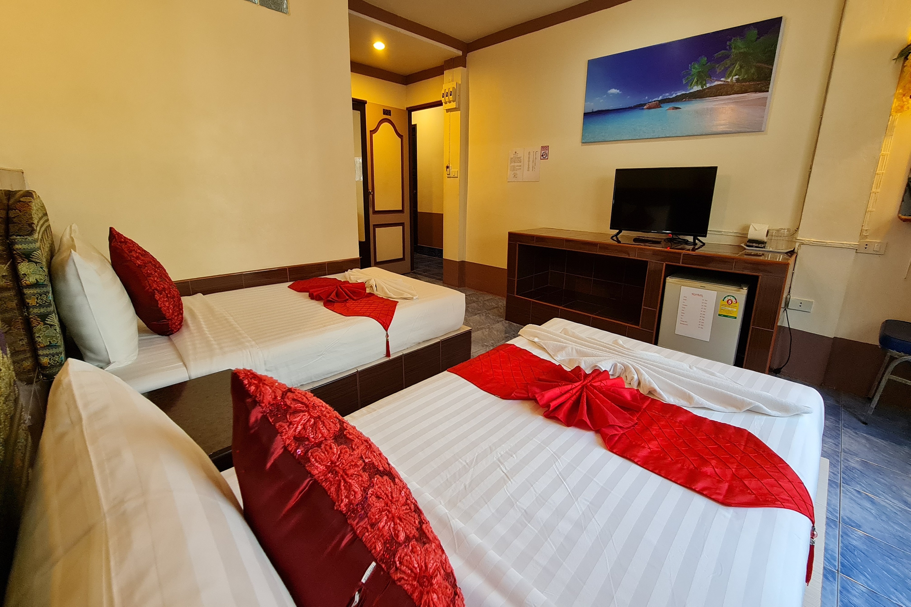 Vech Guesthouse Patong Phuket - Tap to explore photos