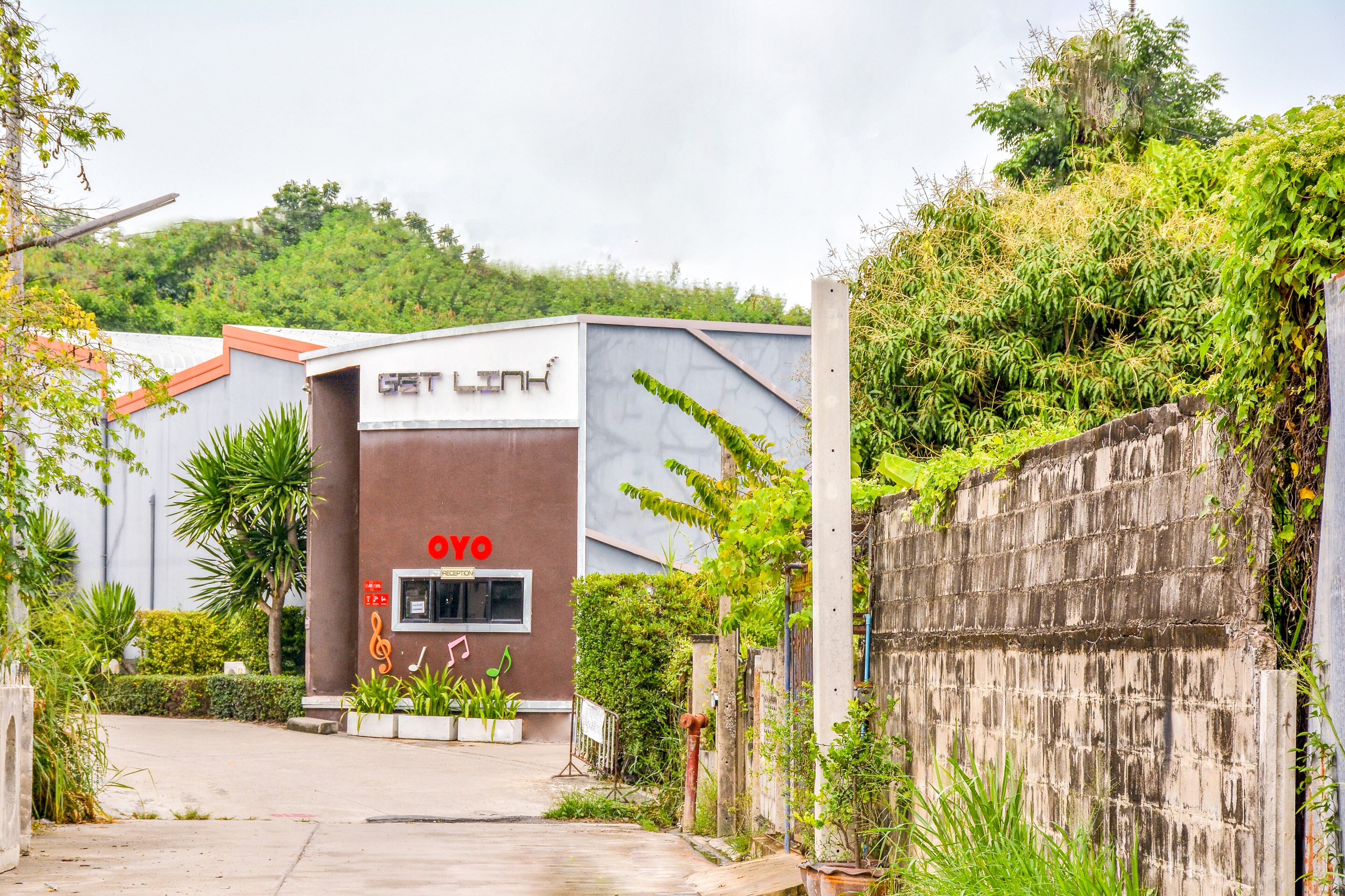 OYO 446 Get Link Hip Hotel - Tap to explore photos