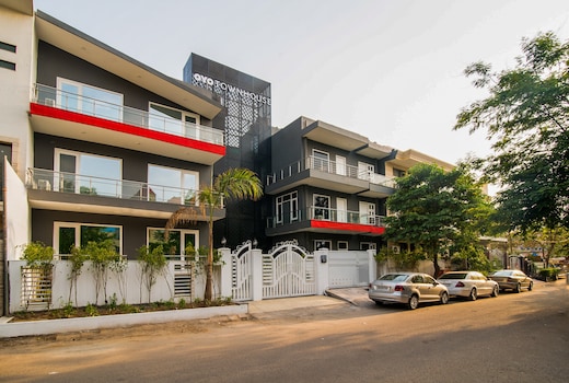 Super Townhouse Galleria Market Near Golf Course Road