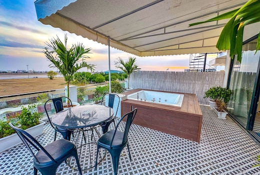 Aero Breeze 002 Jacuzzi Penthouse near Airport