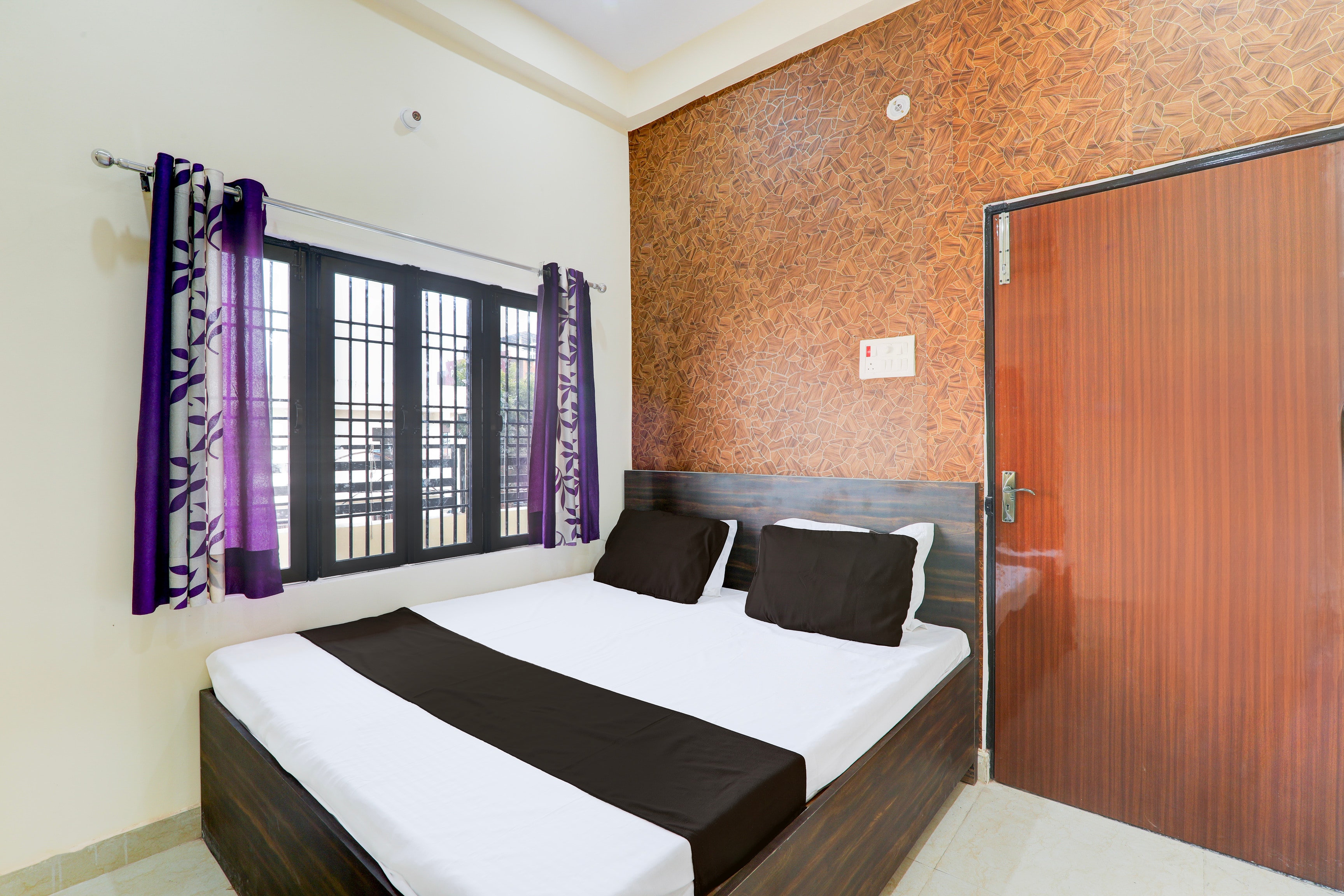 Super Hotel O Sudhirpur near Phonix Hospital - Tap to explore photos