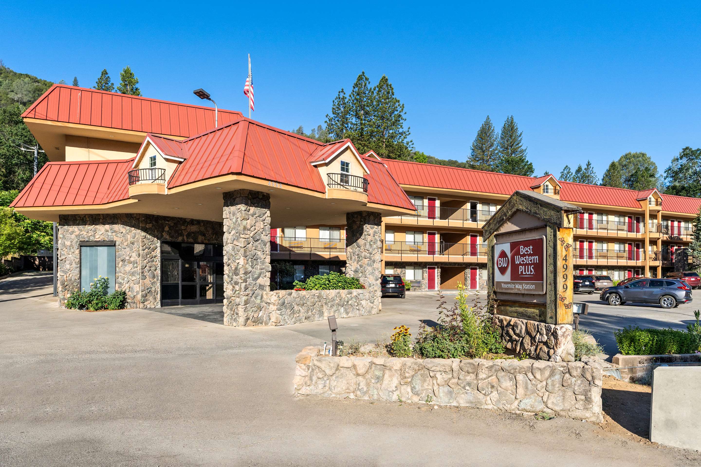 Best Western Plus Yosemite Way Station - Tap to explore photos