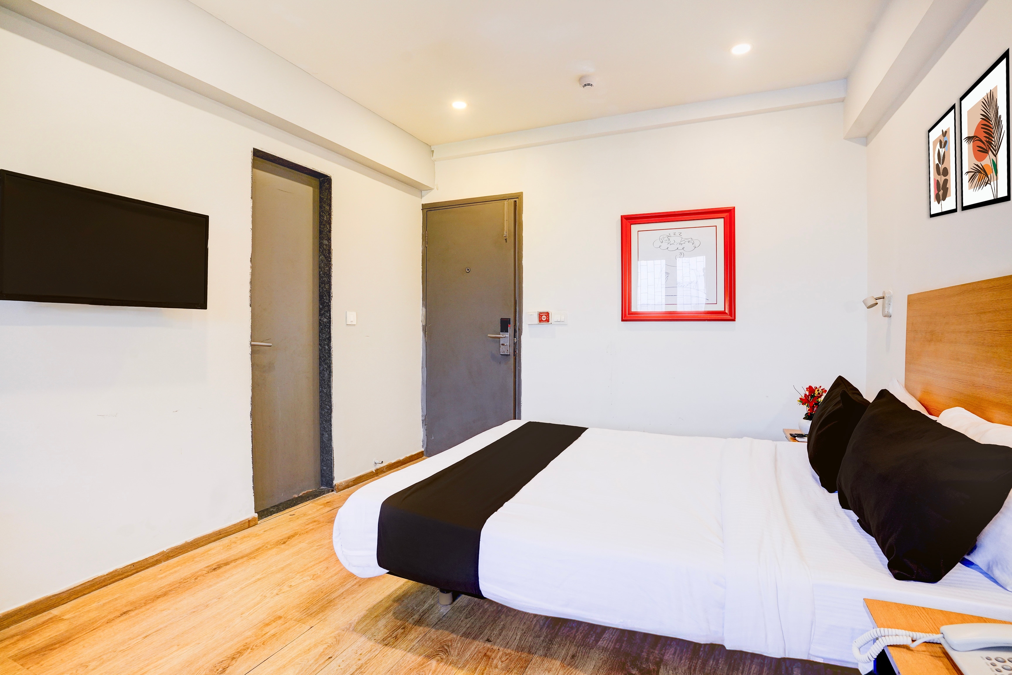Super Townhouse Khar The Unicontinental - Tap to explore photos