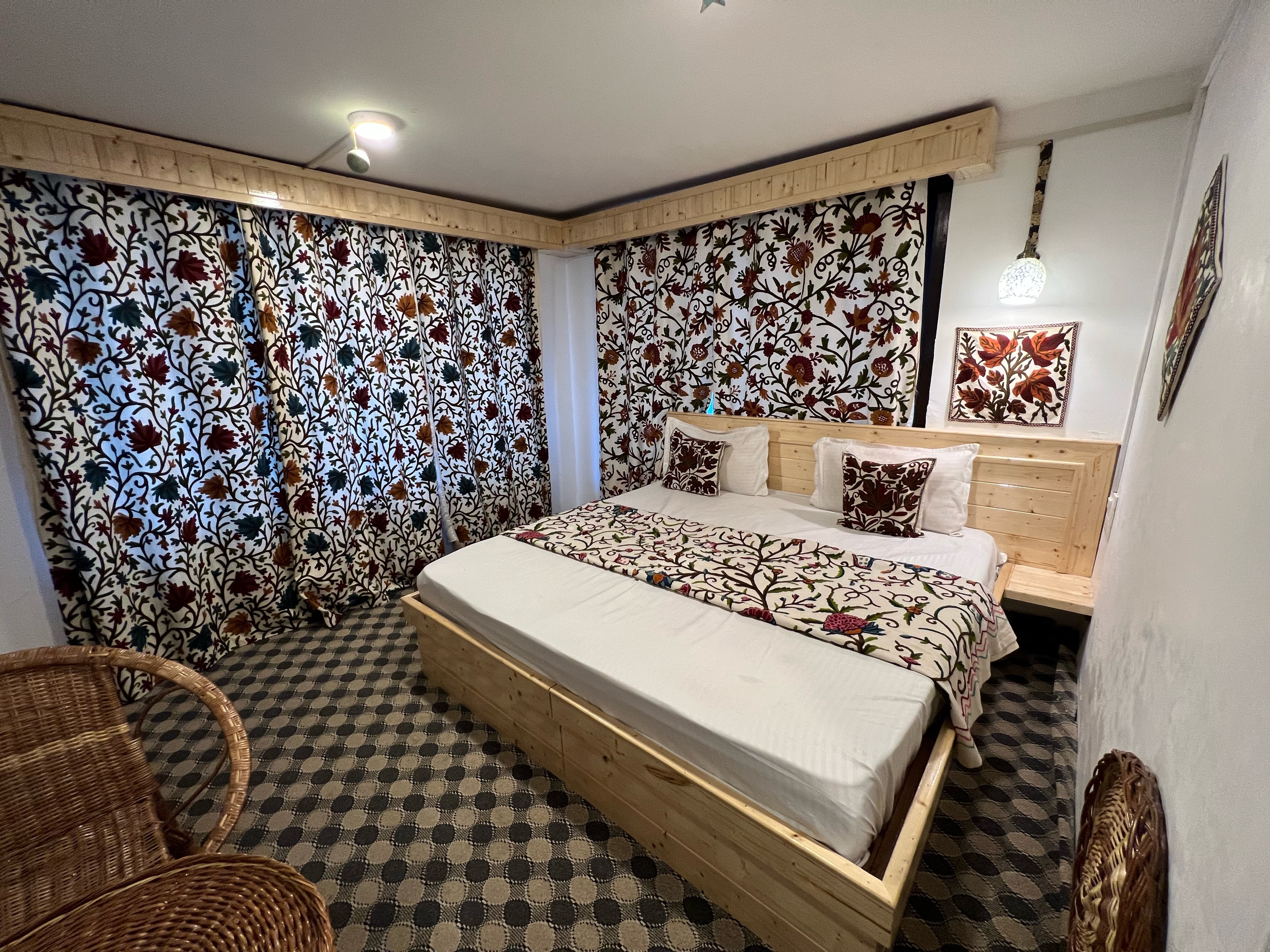 Hotel Aishana - Tap to explore photos