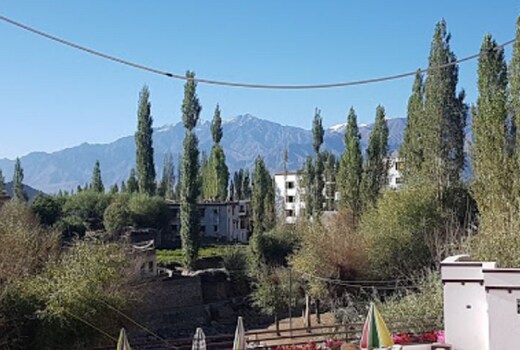 Lharchang Guest house