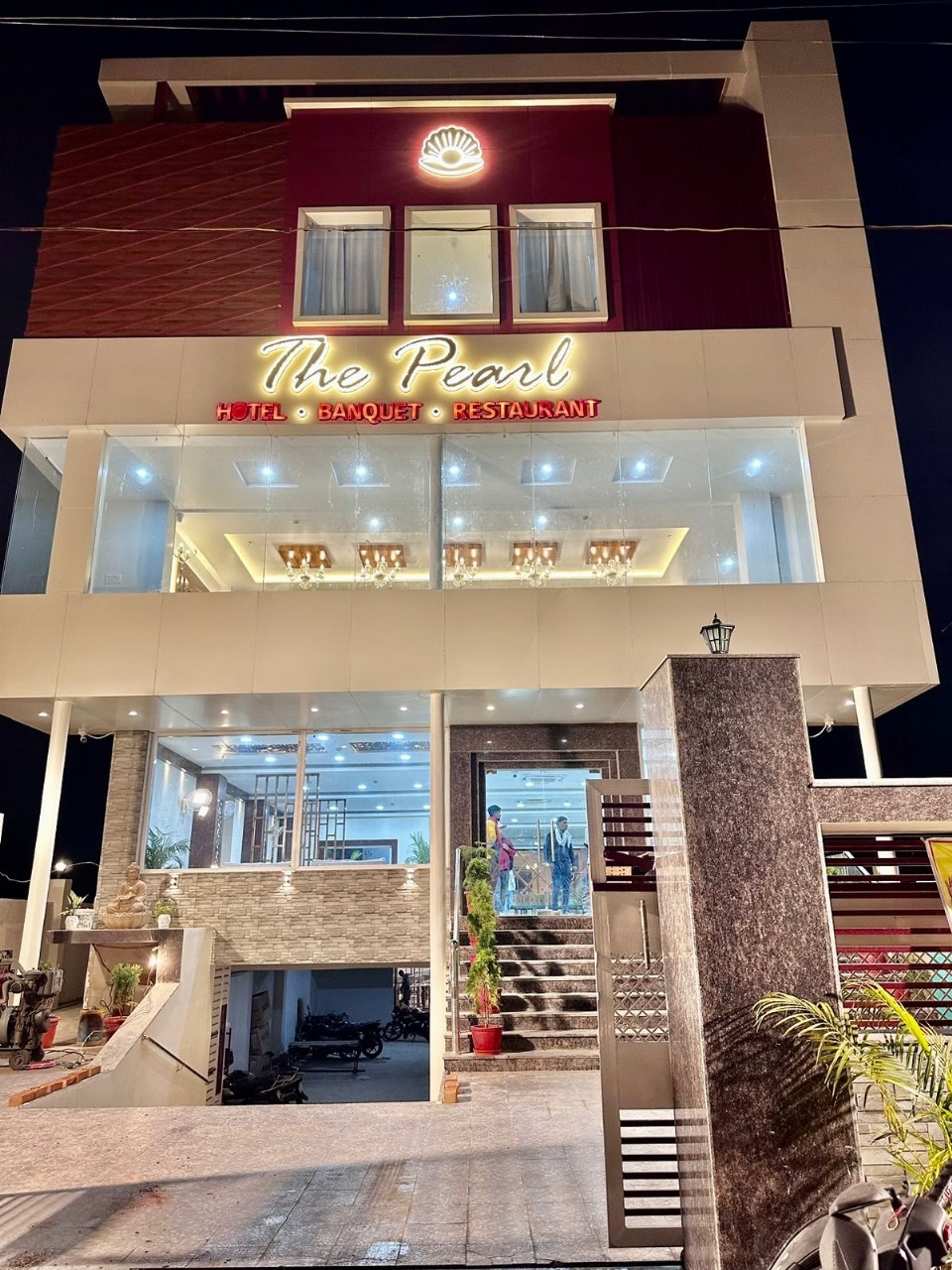 Hotel The Pearl - Tap to explore photos