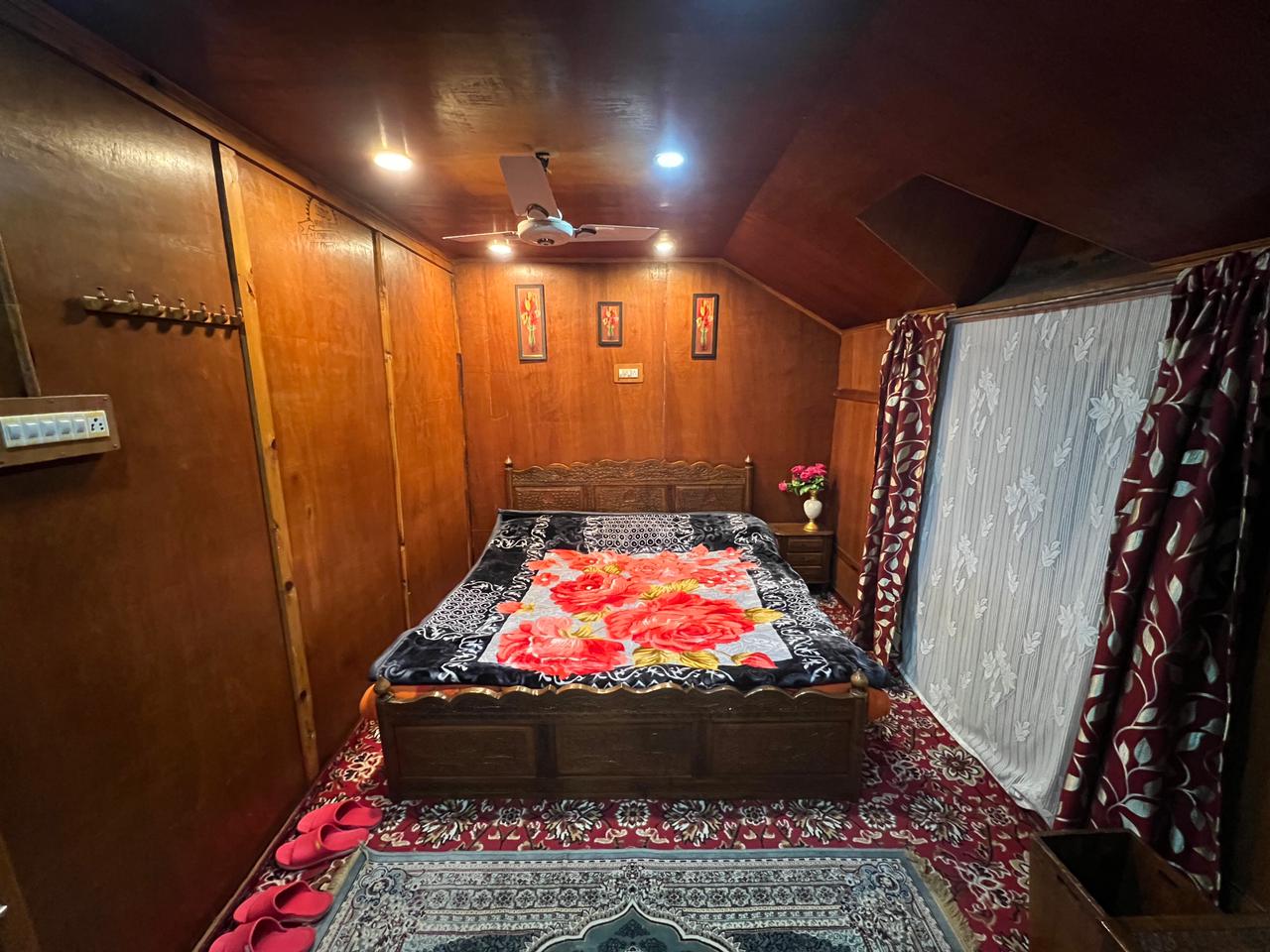 House boat Wild Rose - Tap to explore photos