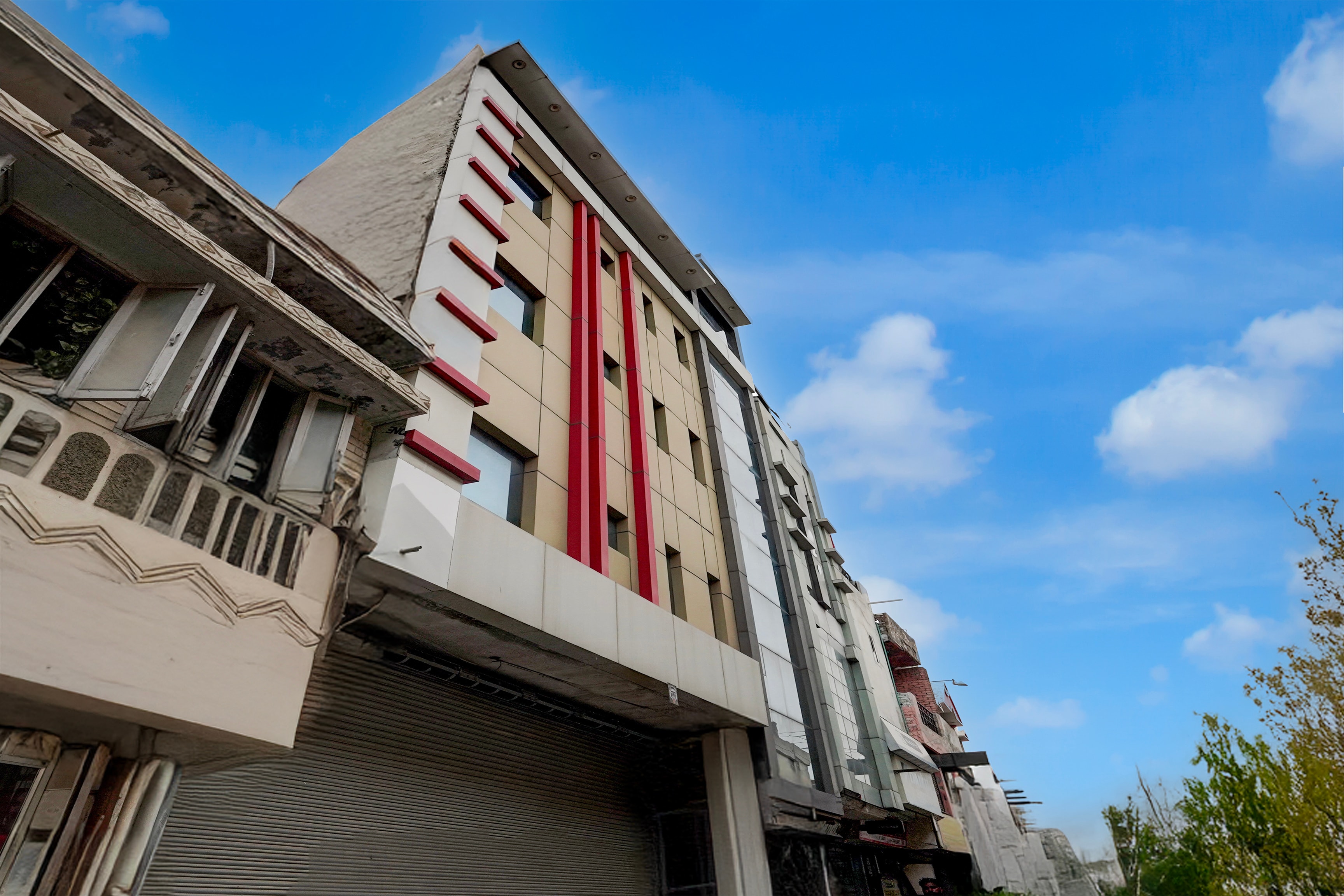 Super Collection O Mall Road Bathinda Formerly Hotel Galaxy - Tap to explore photos