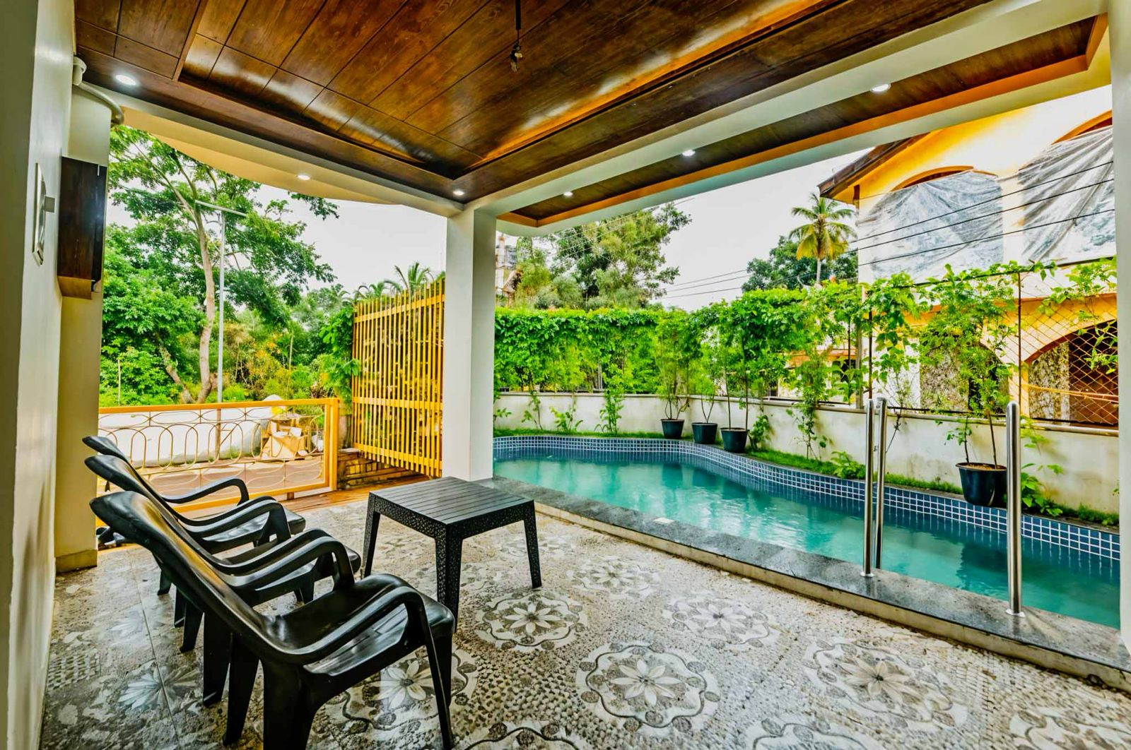 The Royal Kanaka Villa - Tap to explore photos