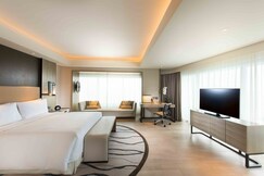 Conrad Manila, Kawit