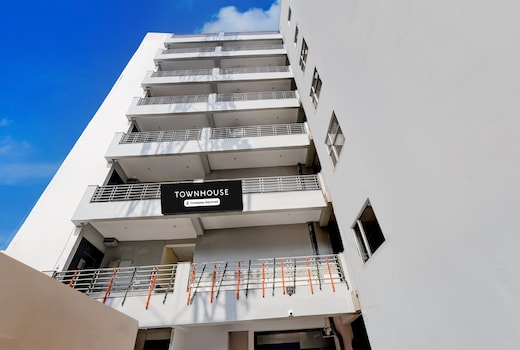 Super Townhouse Sector 18 Udhyog Vihar