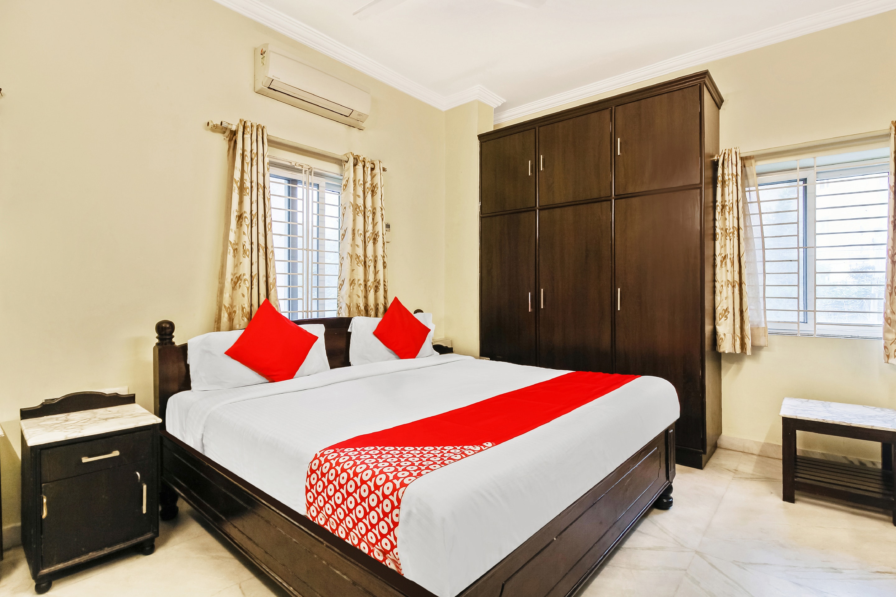 Townhouse Sri Nirvana Inn - Tap to explore photos