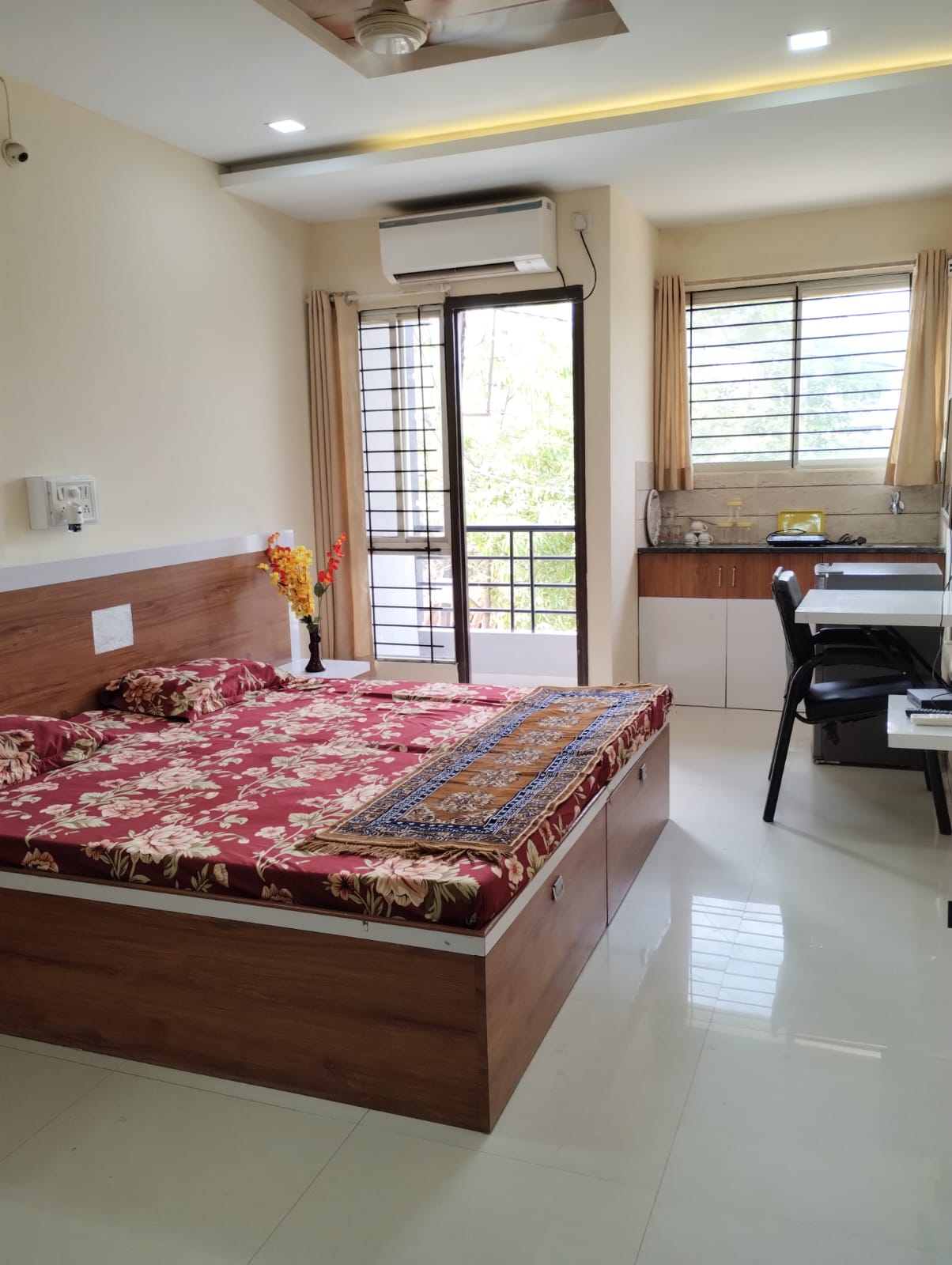 Spacious Independent Studio Flat with a Balcony - Tap to explore photos