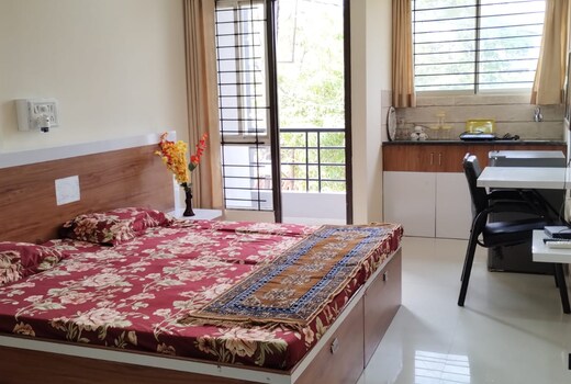 Spacious Independent Studio Flat with a Balcony