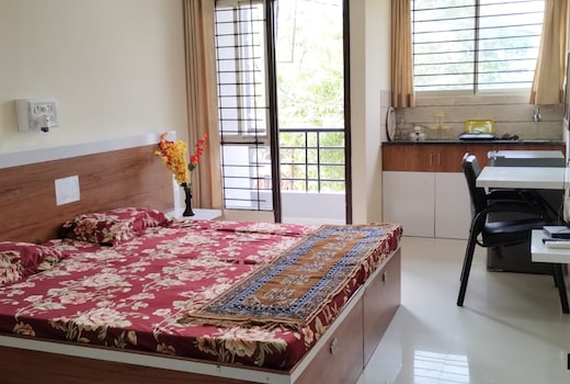 Spacious Independent Studio Flat with a Balcony